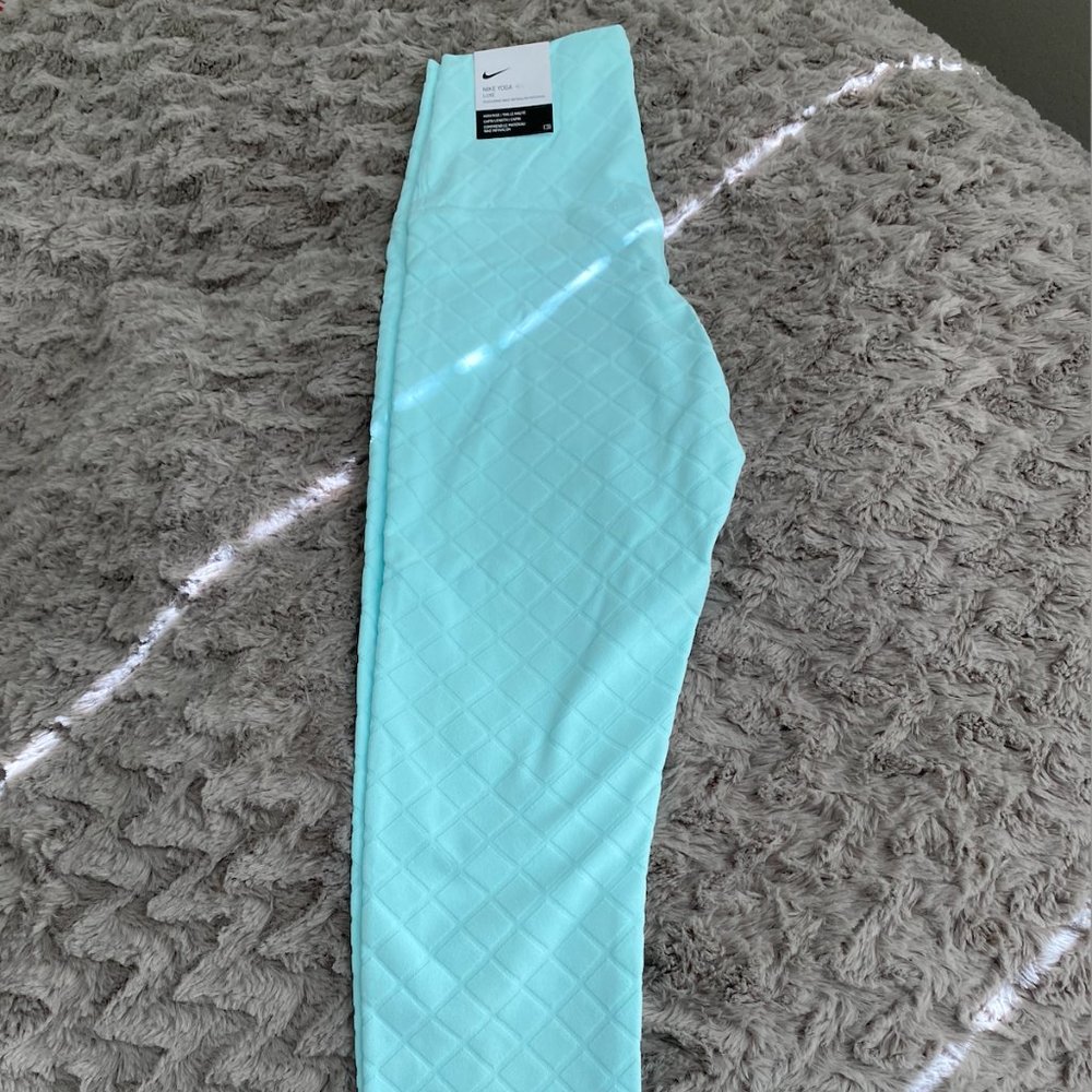 NWT Nike Yoga Luxe High Rise Capri Leggings size XS - Picture 2 of 4